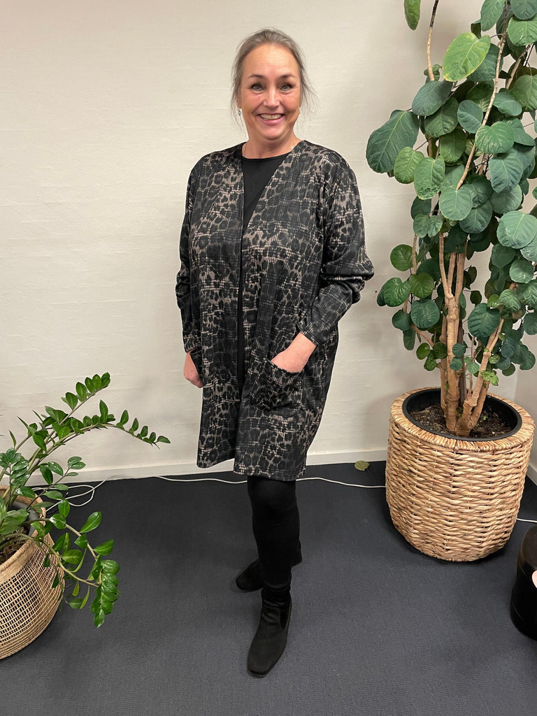 Pronto Woman | Lis G Cardigan/Jakke-44 foran plante.