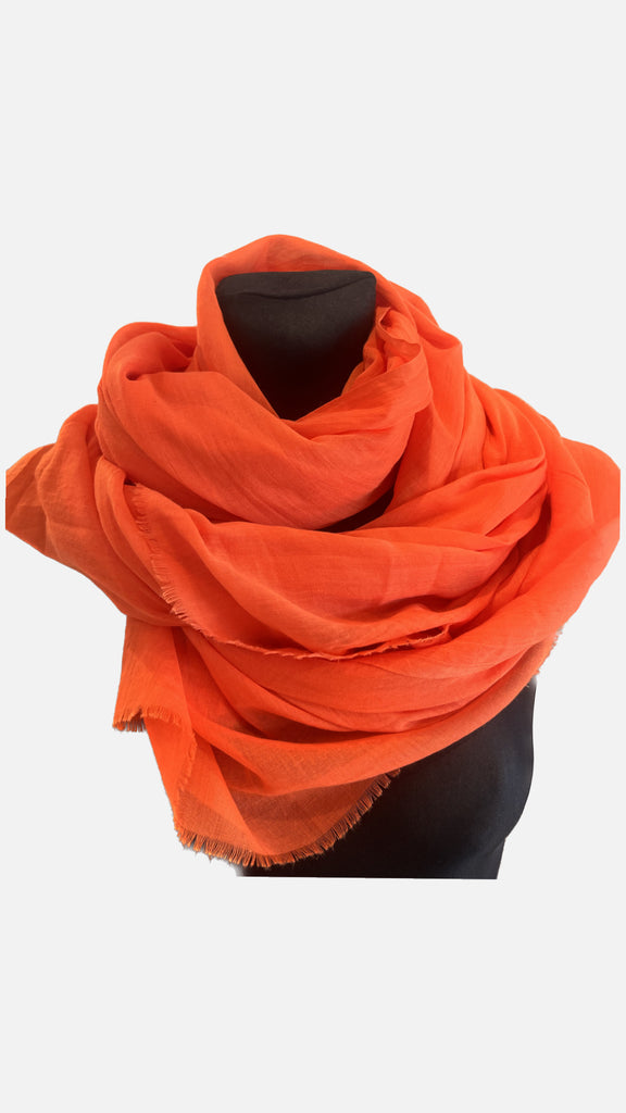Tørklæde klar orange -241 på mannequin.