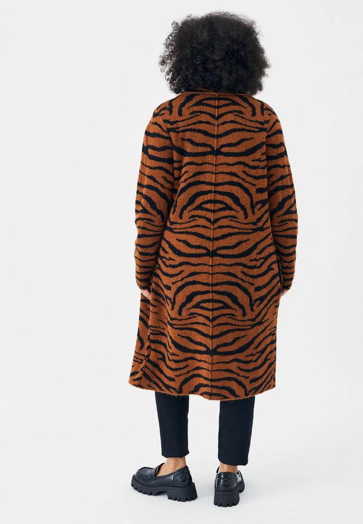 Adia Tiger Strik, lang cardigan med tigerstribet design.