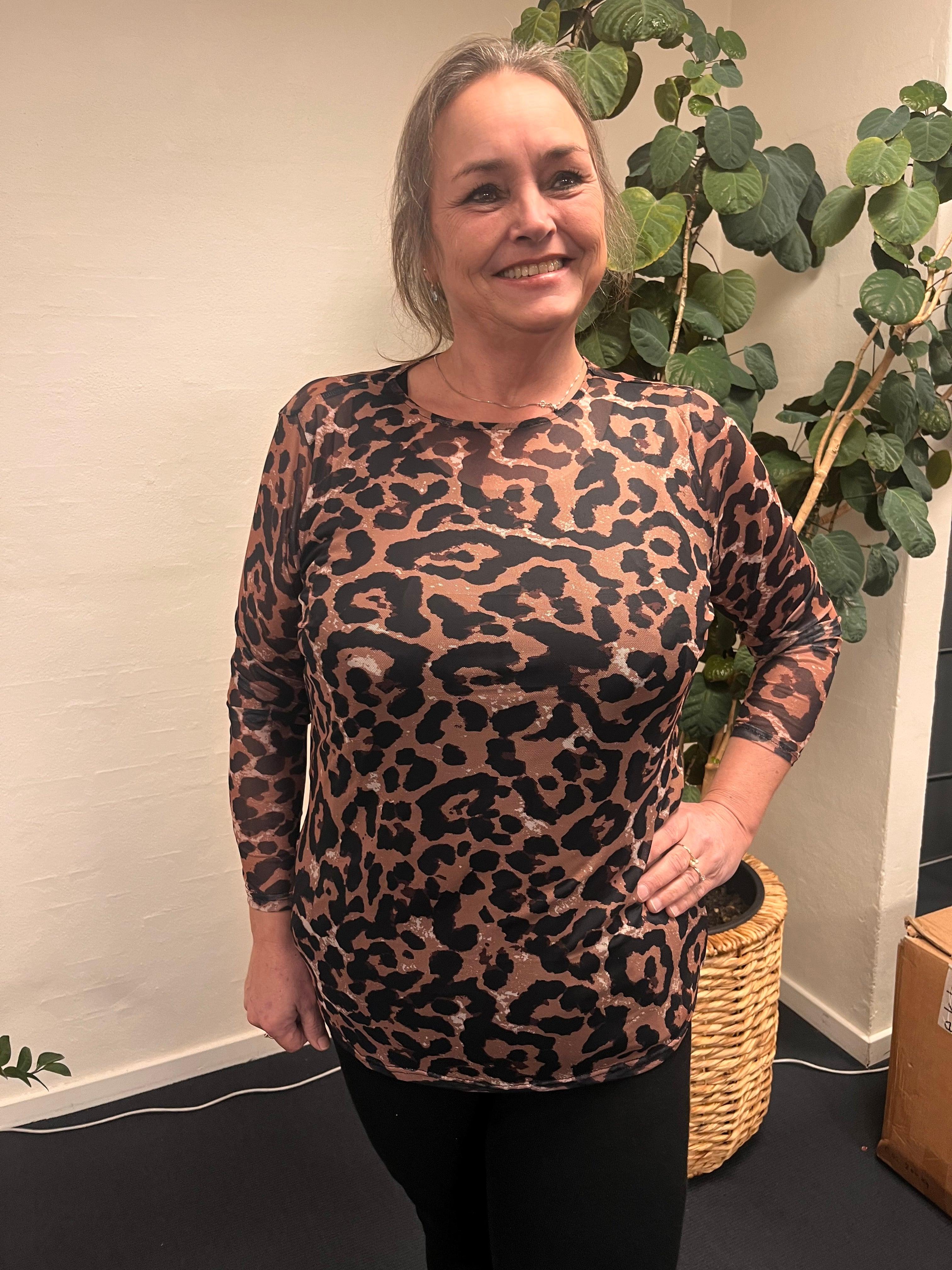 Only Carmakoma Mesh leo i leopardprint båret af smilende kvinde.