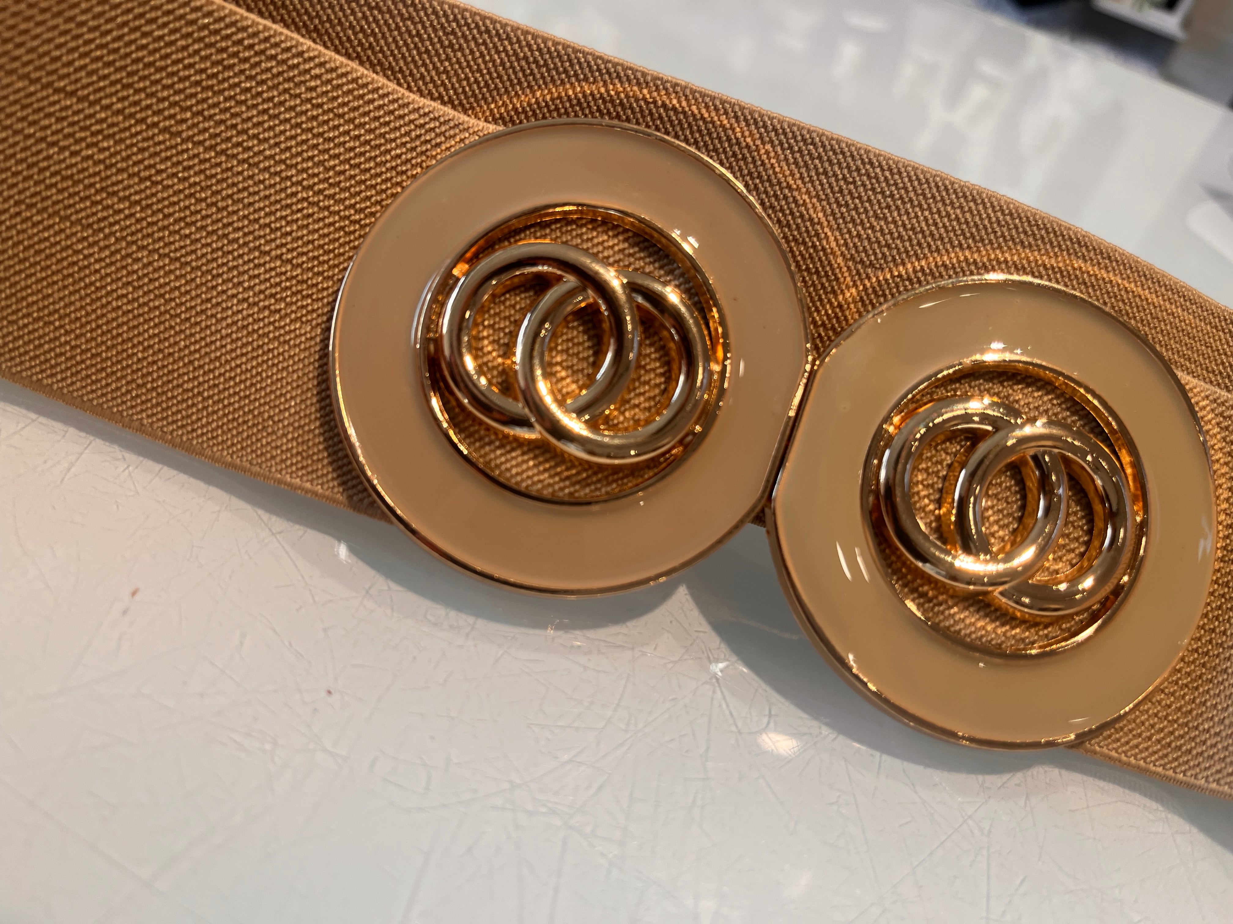 Bælte med dobbelt lås -291, tæt på design og detaljer.