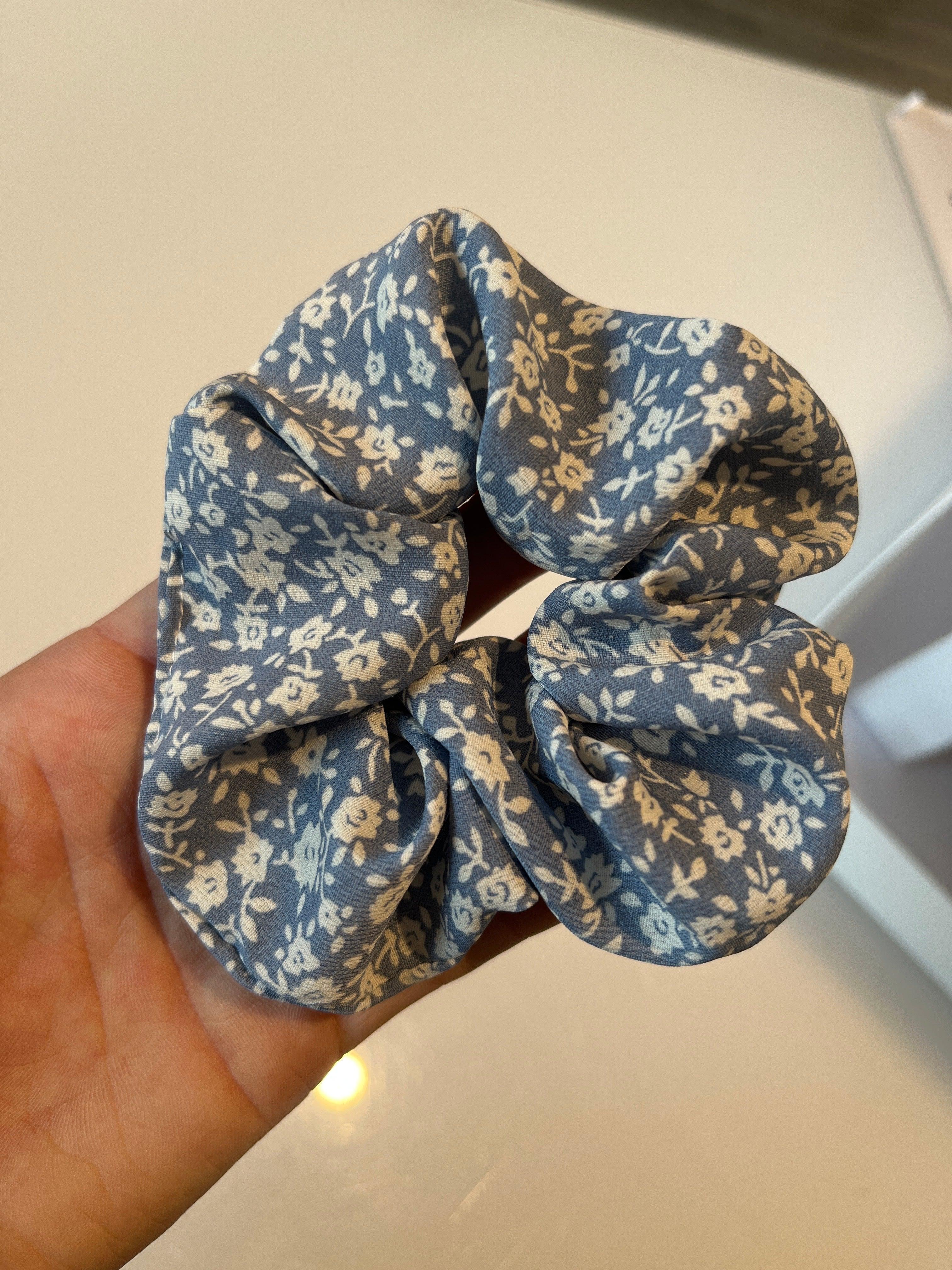 scrunchie blå/blomster - Damernes Outlet