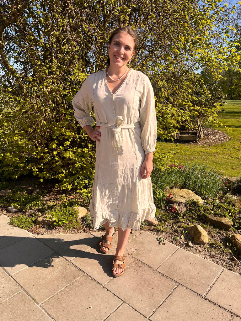 Femme Facon - IBI 7/8 DRESS på kvinde udendørs.