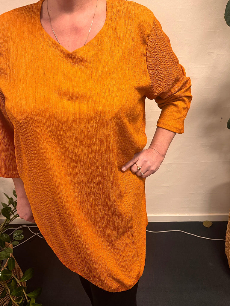 Kvinde iført Pronto Woman Lis G bluse orange.