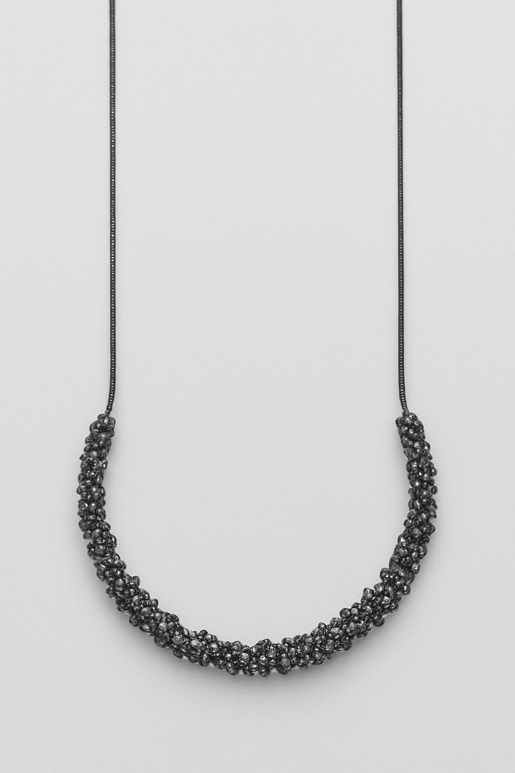 dansk smykkekunst - halskæde - 9C6398, elegant sort perlekæde.