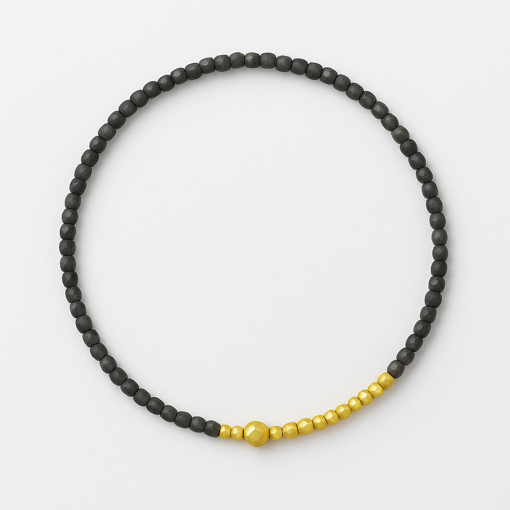 Dansk smykkekunst armbånd - 7C5303 med grønne perler og forgyldte detaljer.