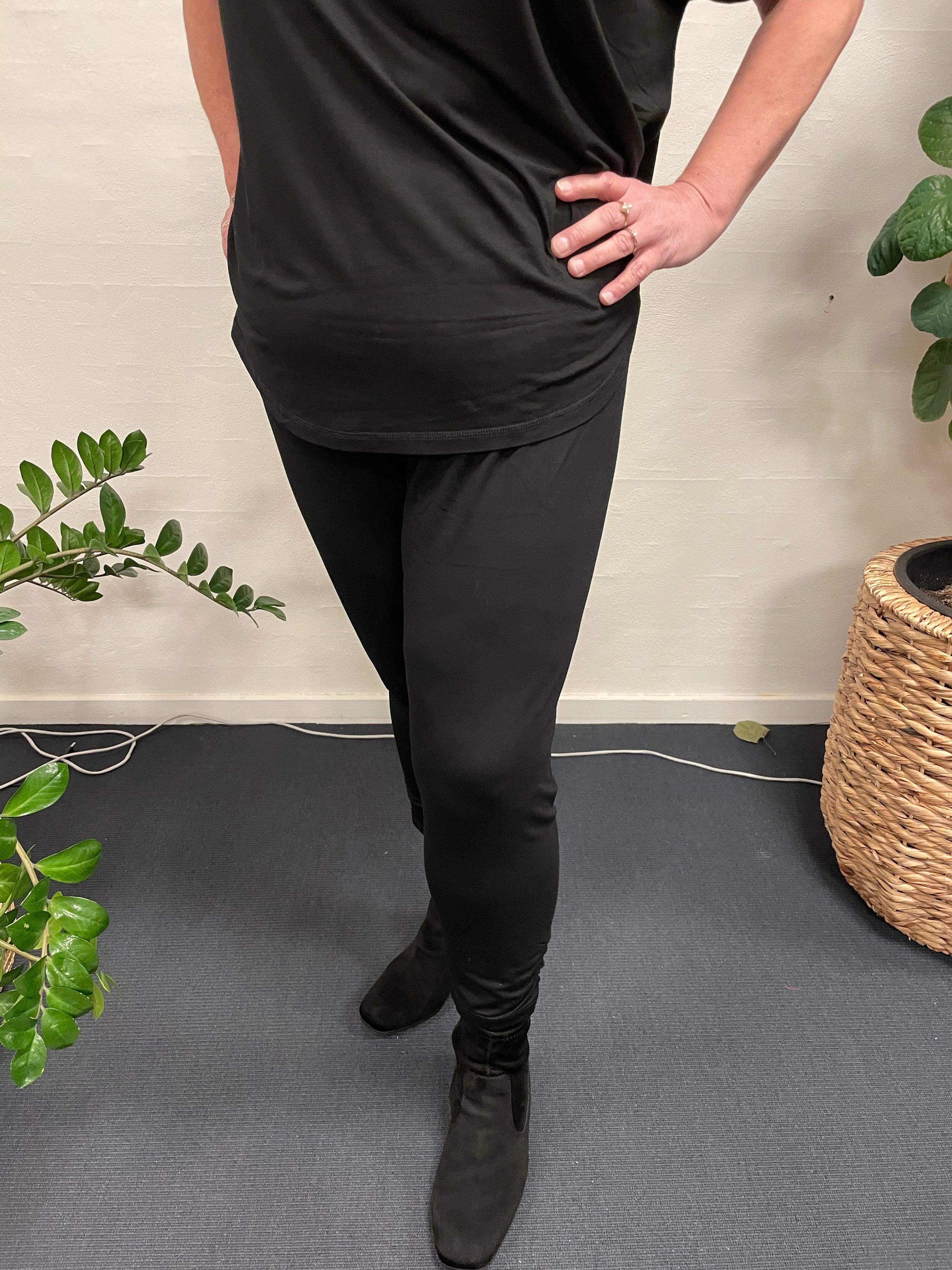 Pronto woman - LisG 3/4 leggings sort, set på person.
