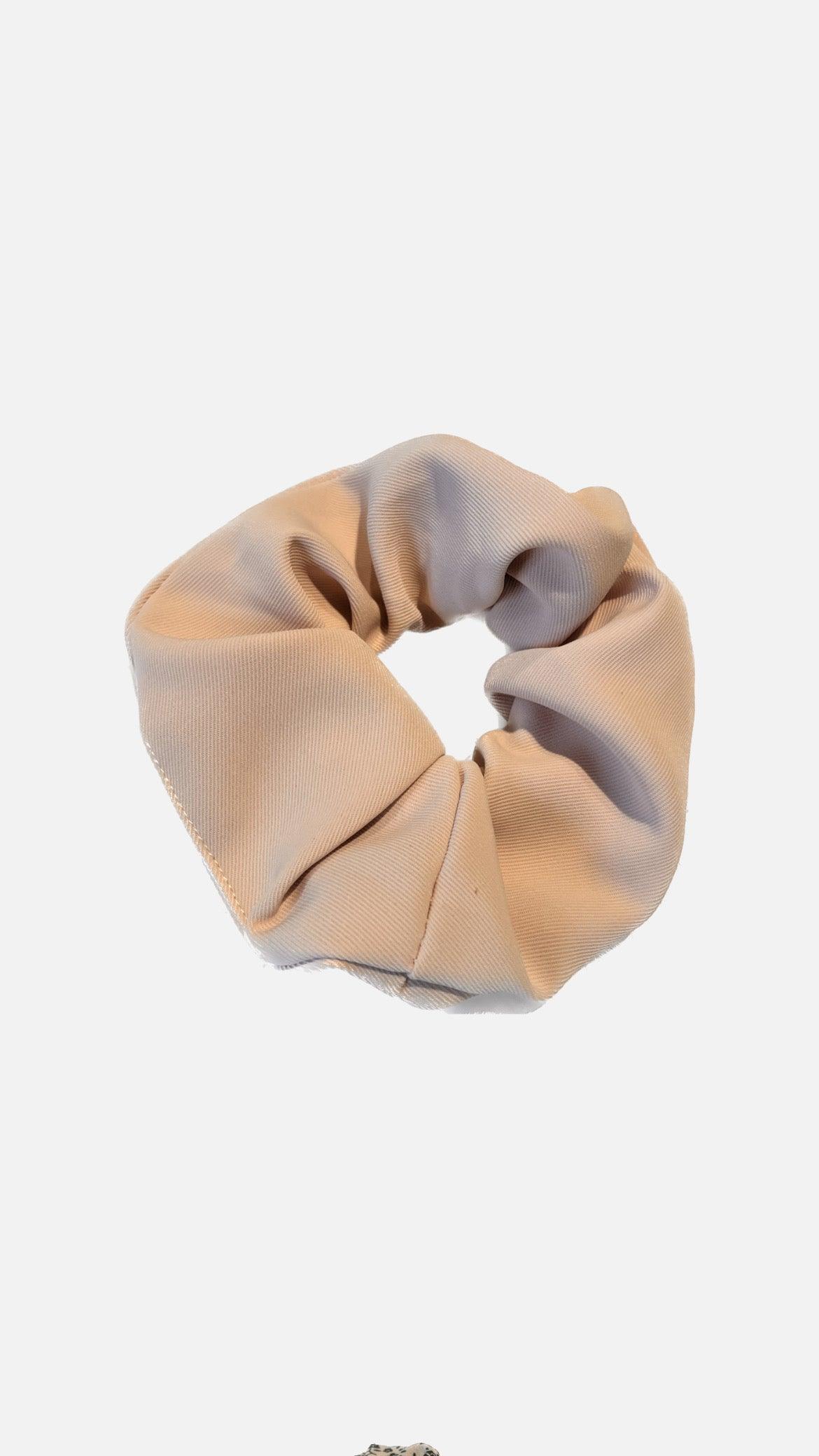 Beige scrunchie-25A, elegant hårtilbehør i blødt stof.