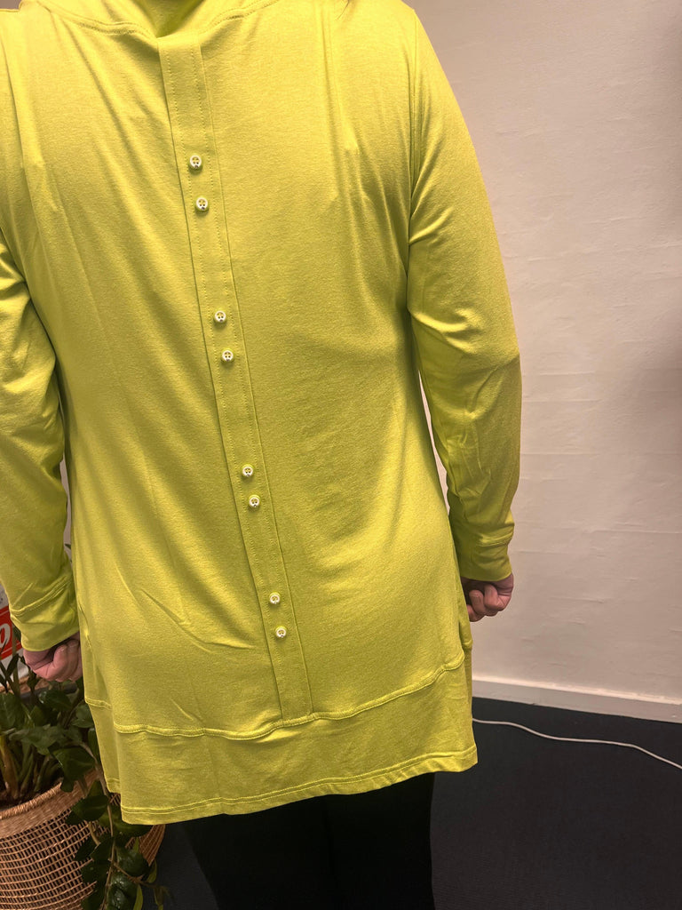 Pronto Woman LisG a-bluse lime-45 bæres af en person.