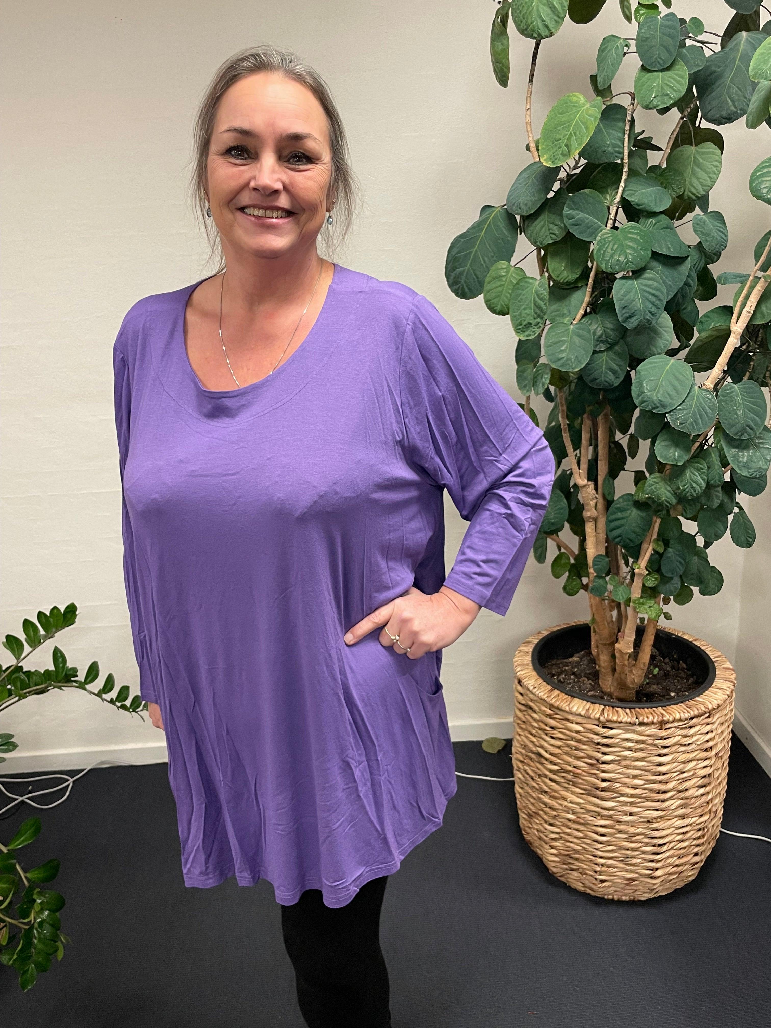 Pronto woman - LisG tunika i A-facon, Lilla-39, båret af smilende kvinde.