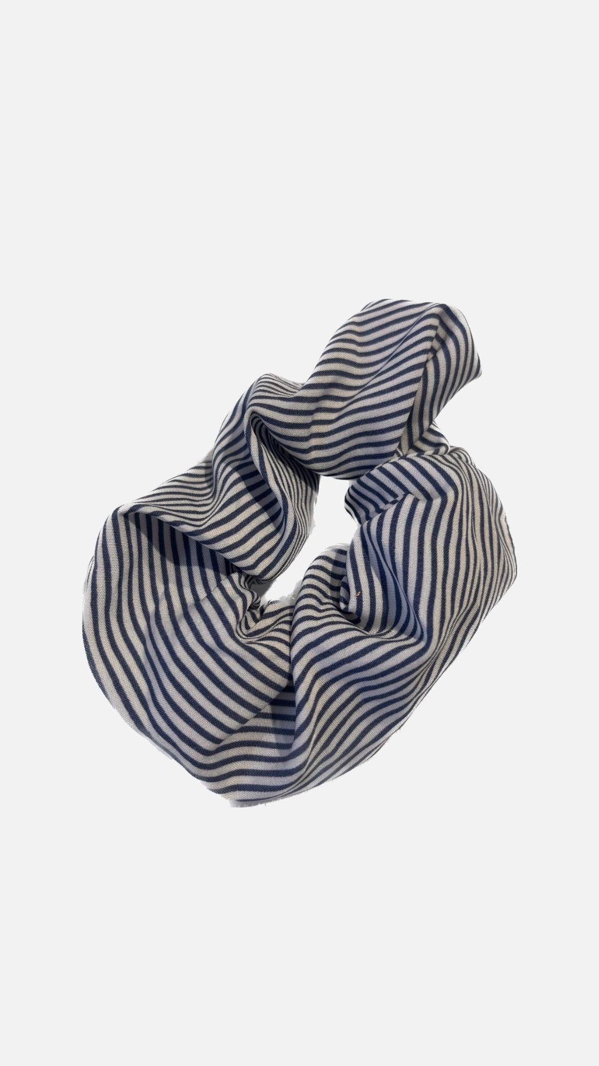 Blå stribet scrunchie-25A, stribet scrunchie på hvid baggrund.