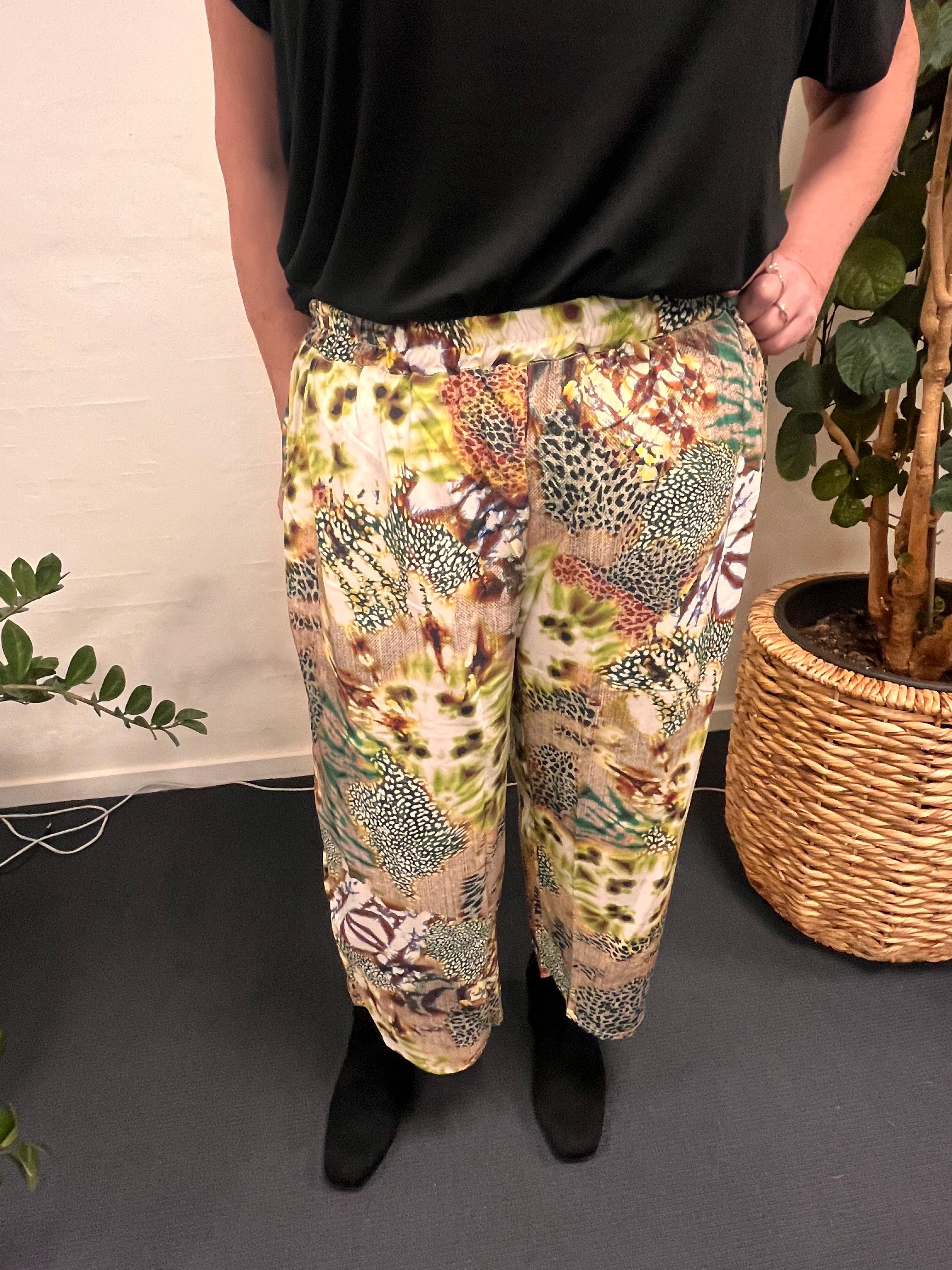 Person iført By Caroline | Lis G 3/4 Pants grøn -38.