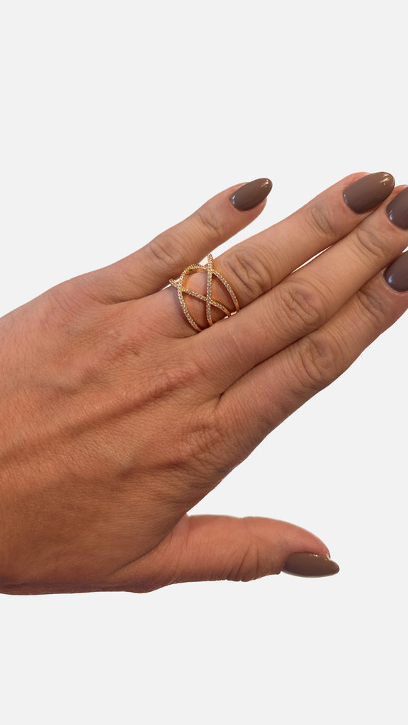 Dansk smykkekunst -ringe- 1A1003/1A1002 bæres på en hånd, fremhæver deres elegante design og kvalitetshåndværk med sterling sølv og ædelsten.