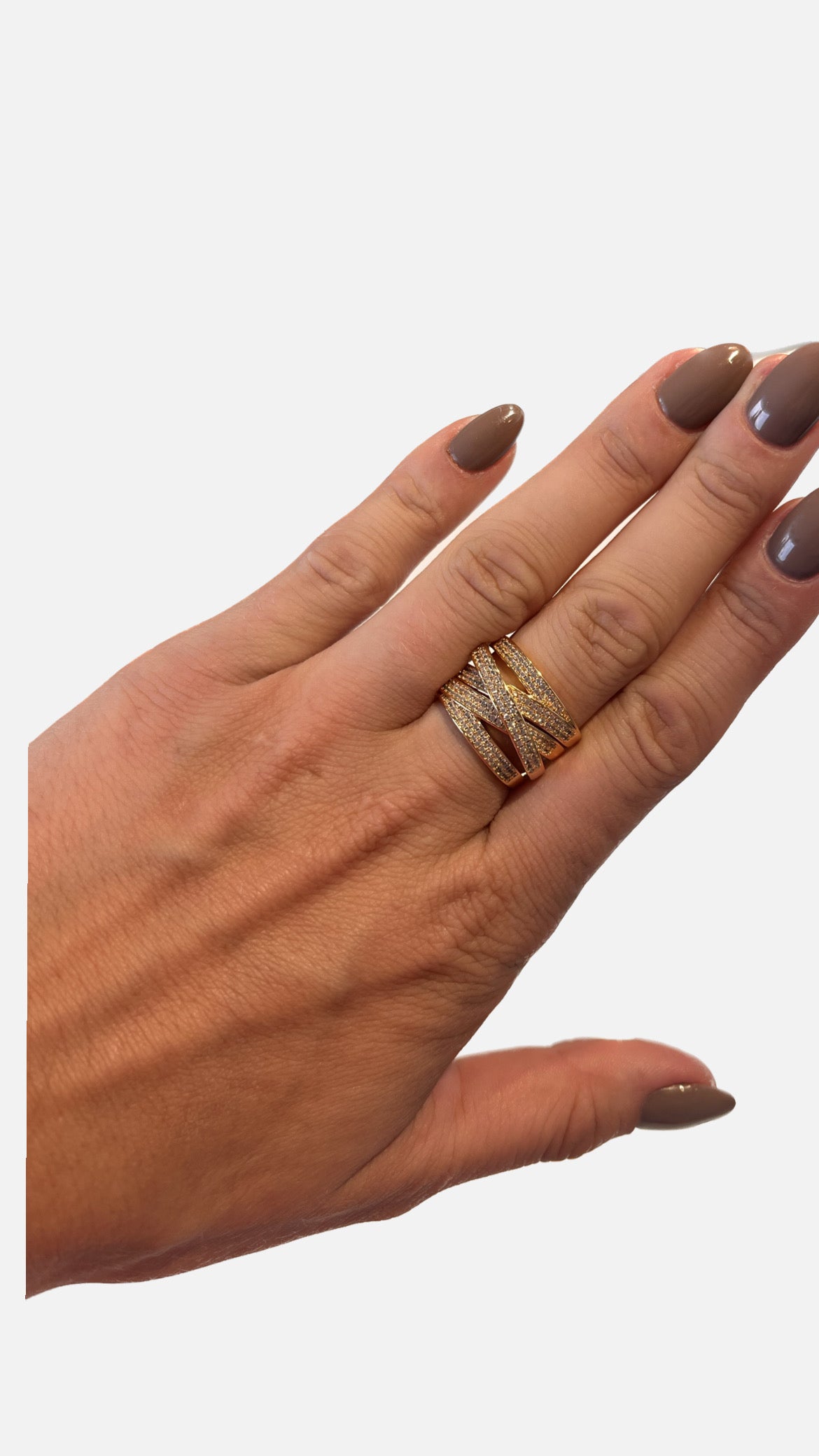 Dansk smykkekunst -ringe- 1A1014/1A1015: En hånd bærer en elegant ring, designet med moderne og klassiske træk, ideel til både daglig brug og særlige lejligheder.