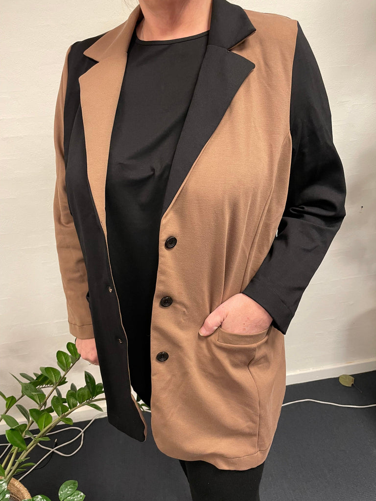 Kvinde i Pronto Woman Lis G Blazer -38, elegant og moderne.