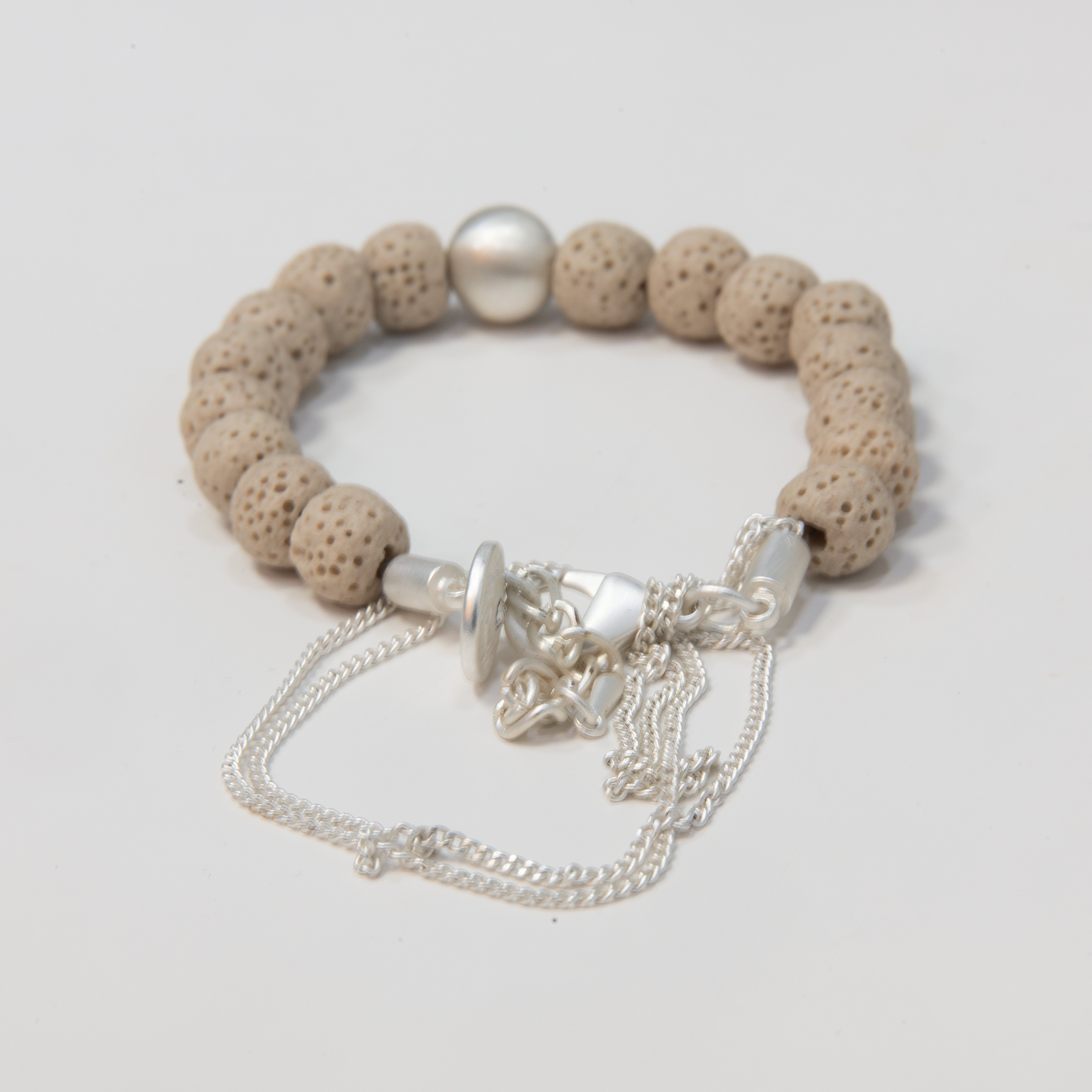 Dansk smykkekunst - armbånd - 7C5116, elegant håndlavet design.