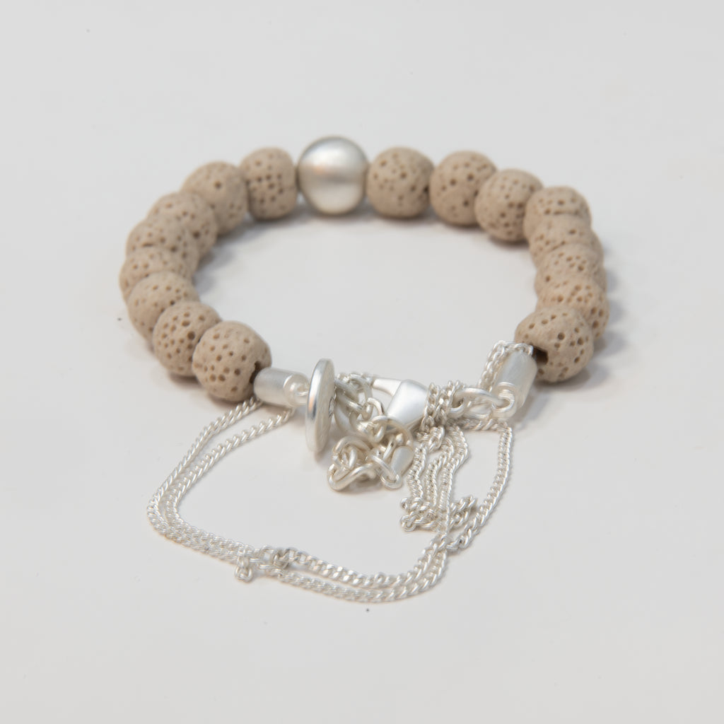 Dansk smykkekunst - armbånd - 7C5116, elegant håndlavet design.