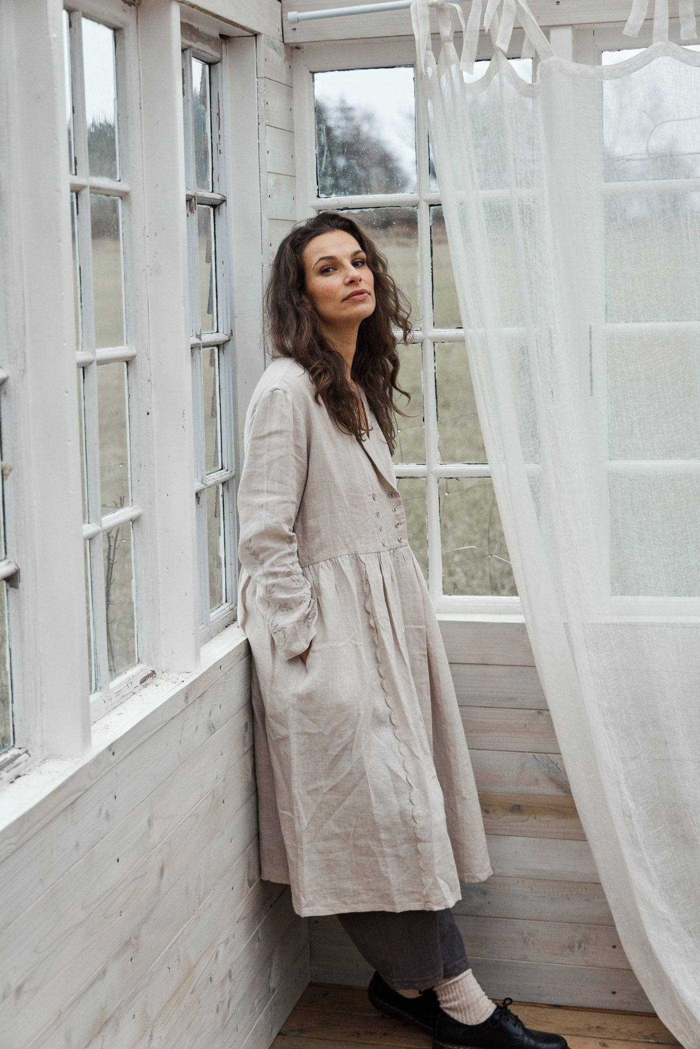 Femme Facon - GEORGIANA CARDIGAN DRESS, kvinde ved vindue.