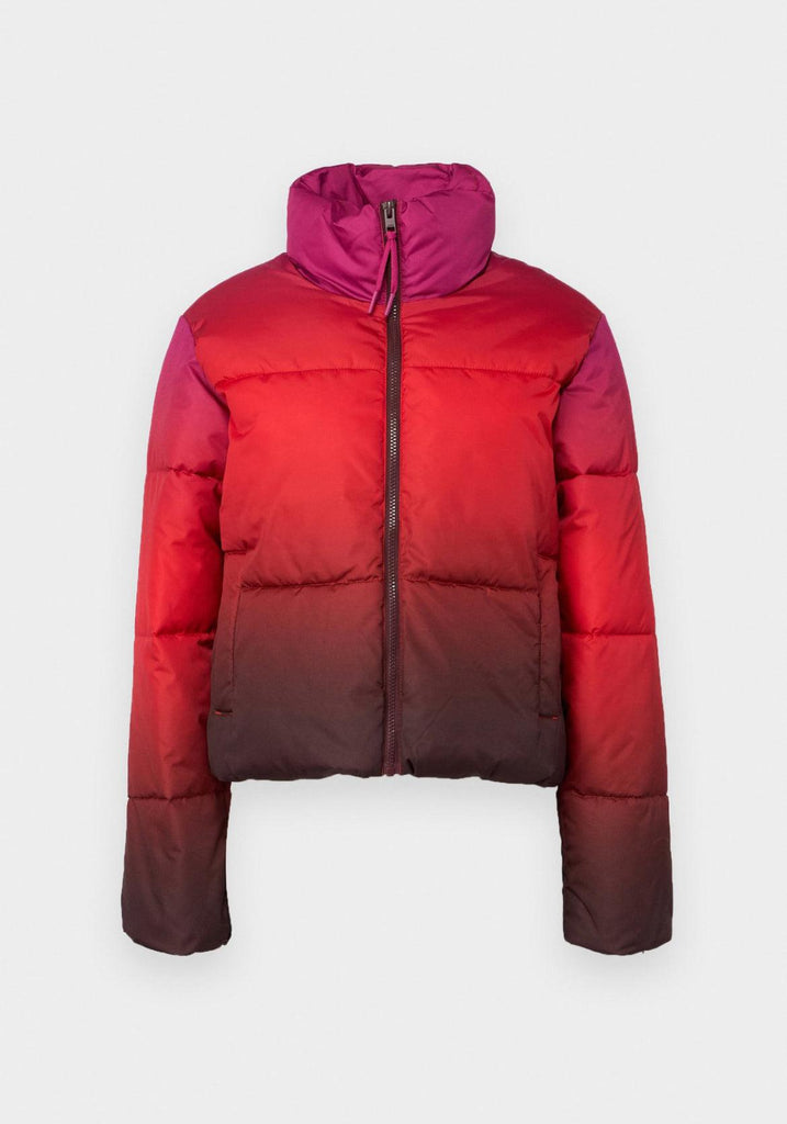 JJXX Puffer Jacket, Fuchsia Red-46 på mannequin, med lynlåsdetaljer.