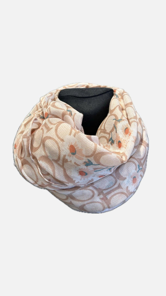 Tørklæde i rosa m. Blomster på mannequin.