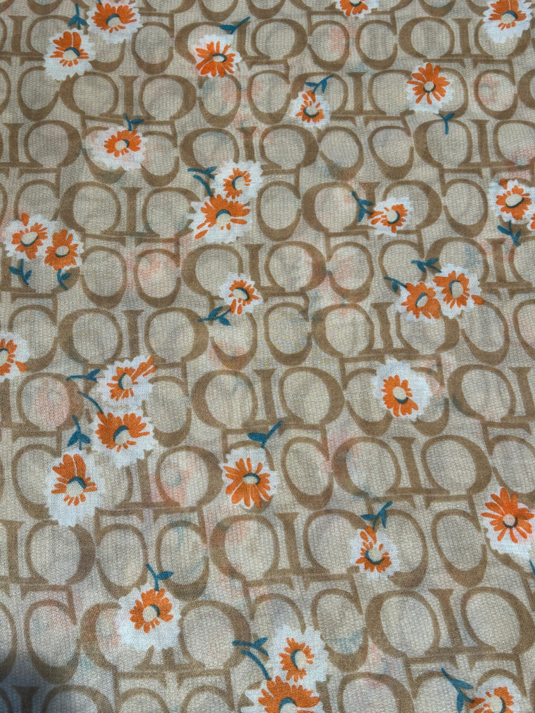 Tørklæde i brun m. Blomster, nærbillede af blomstermønster.