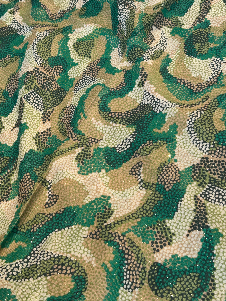 Tørklæde i grøn, m. prikker, nærbillede af camouflage stof.