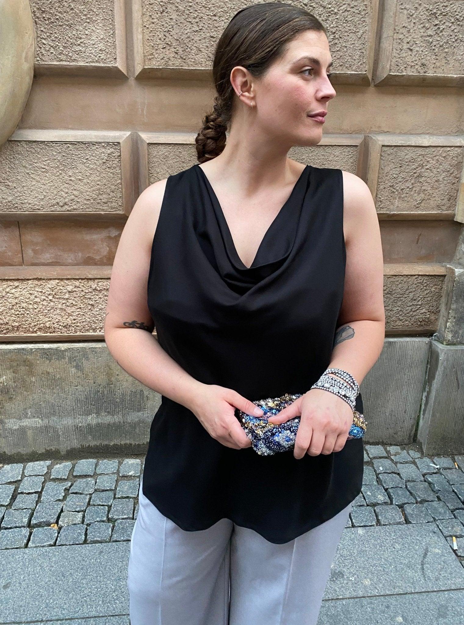 Mary vandfaldsbluse i sort - Damernes Outlet