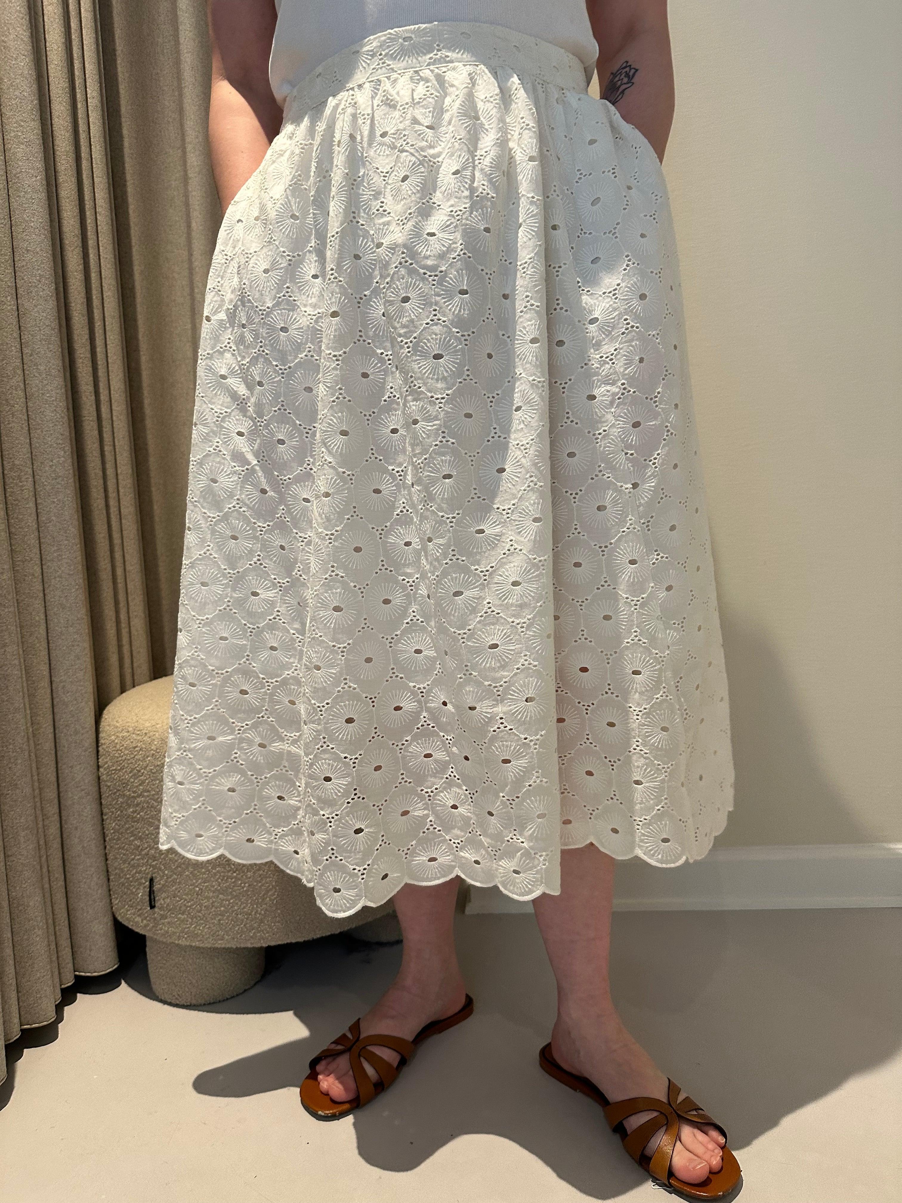 Bella nederdel i hvid broderie anglaise - Damernes Outlet