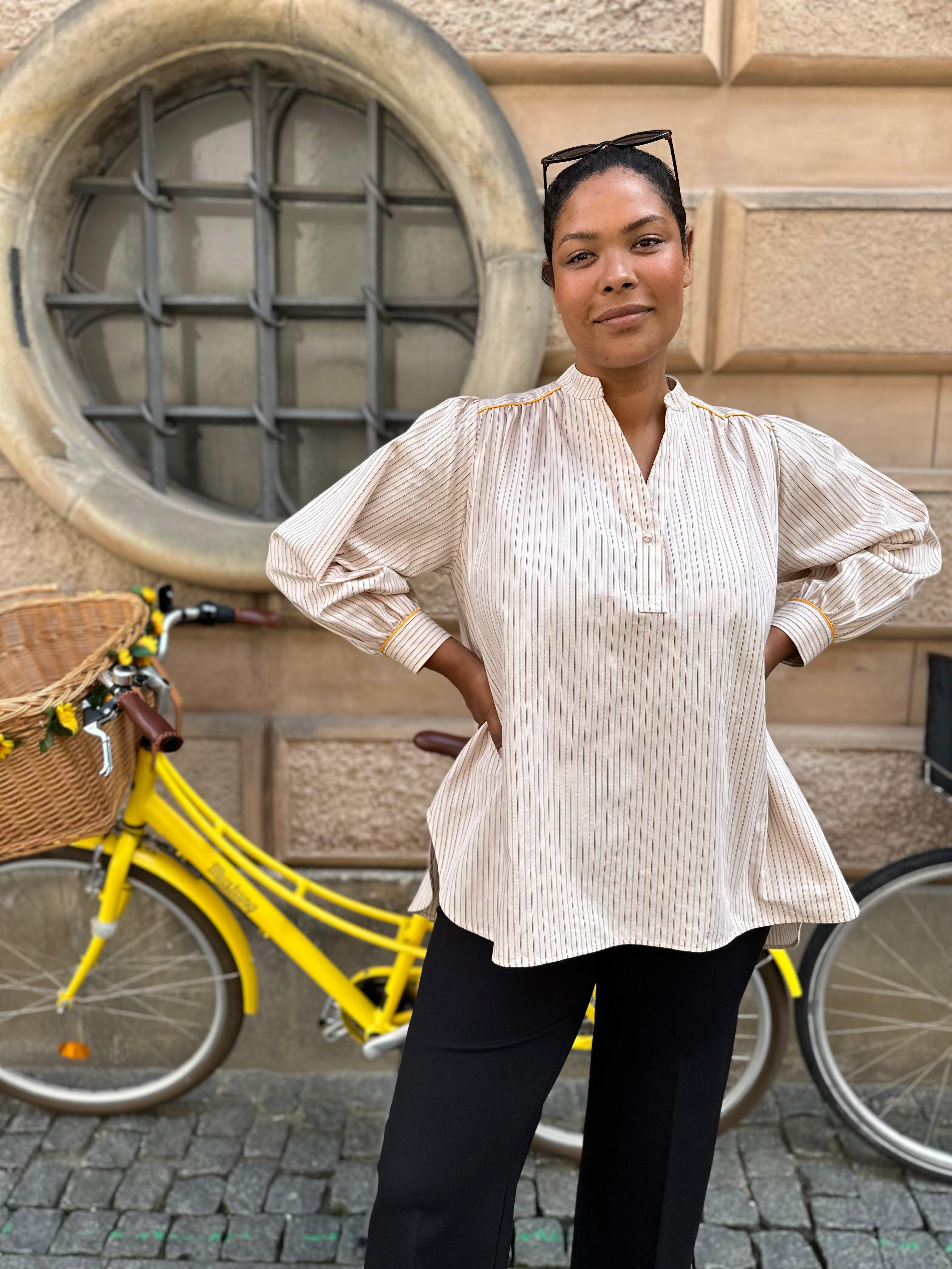 Mila skjorte med striber - Damernes Outlet