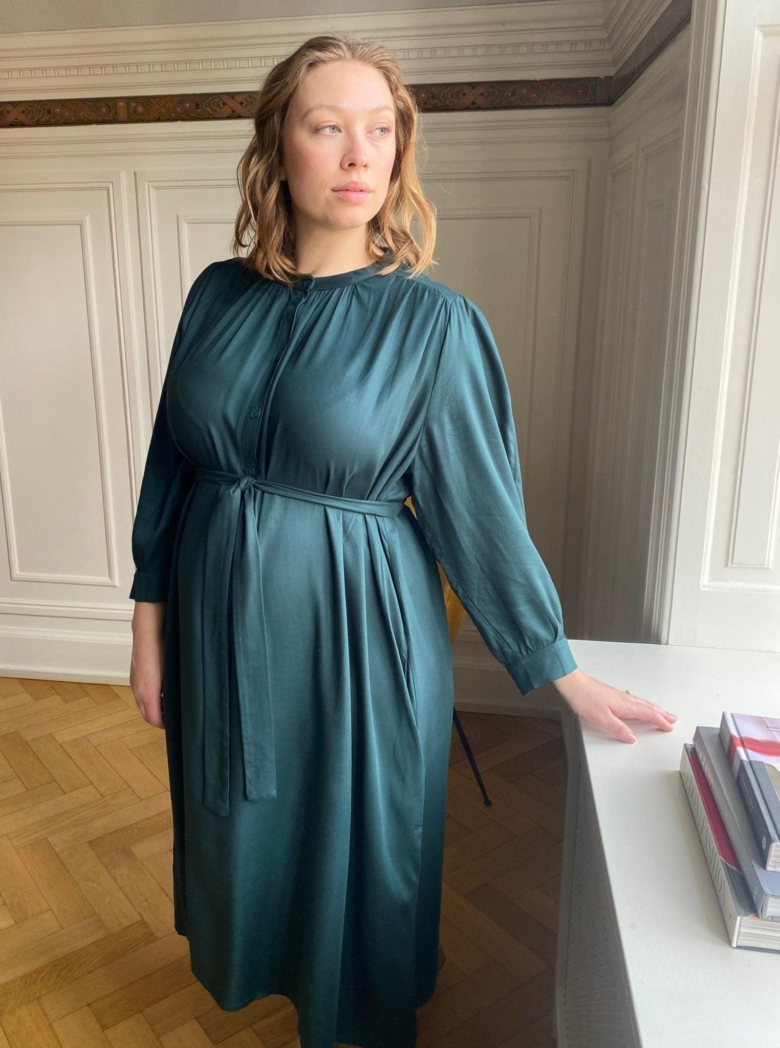 Amber kjole i grøn twill viscose - Damernes Outlet