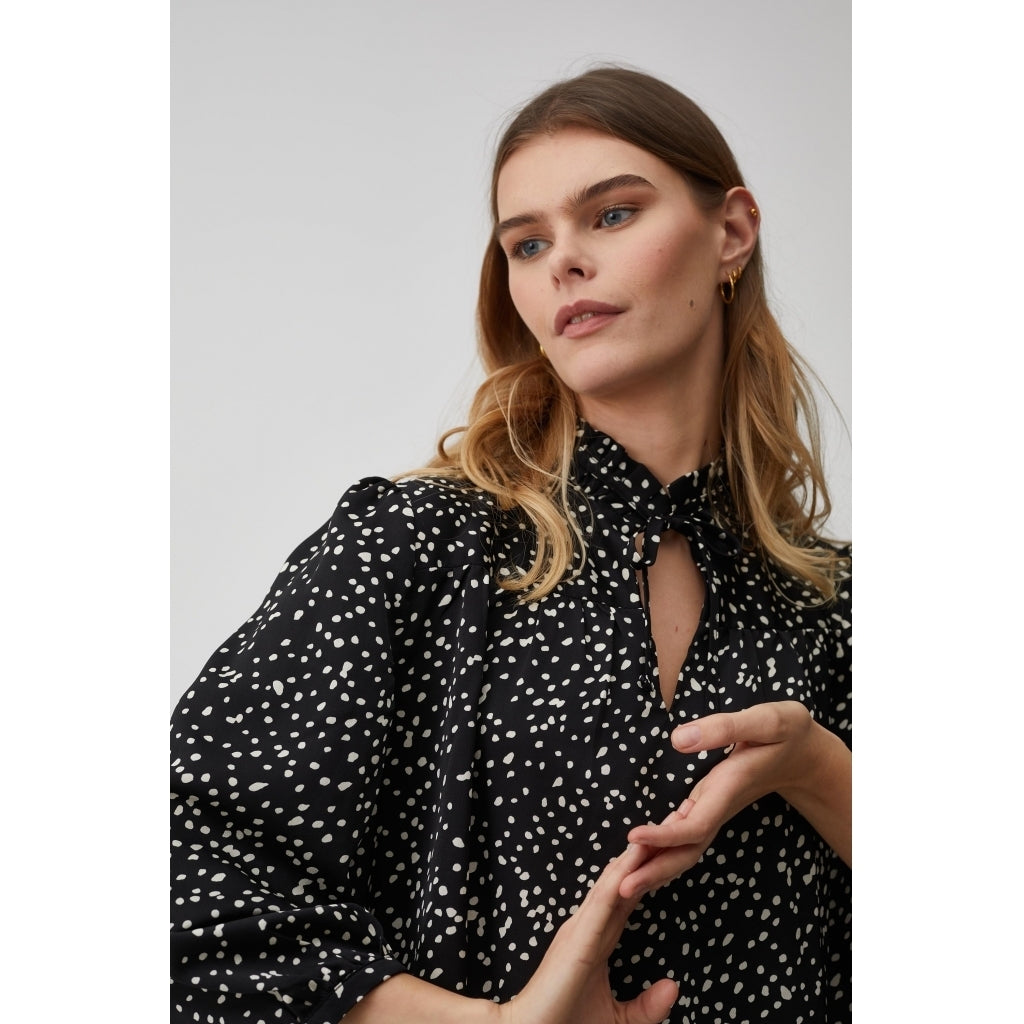 A-View Jill blouse Skjorter og bluser Black with white dots