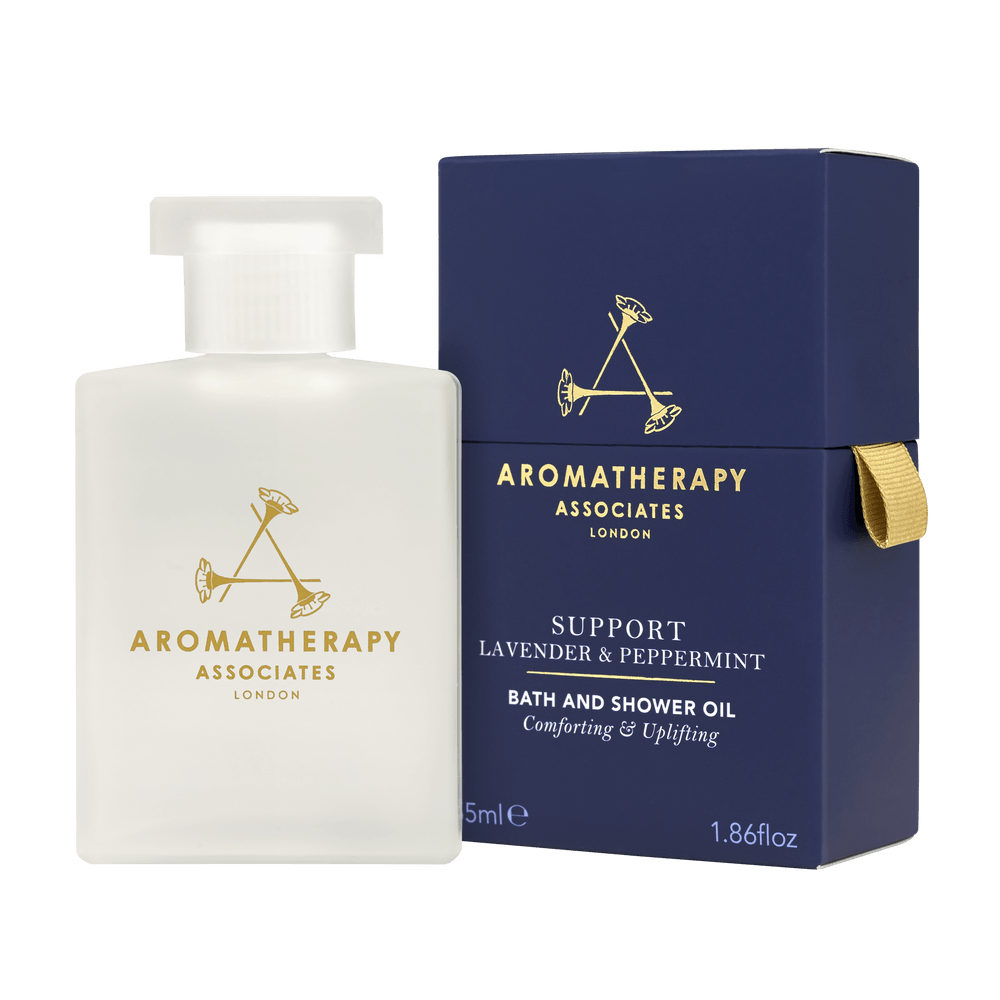 Aromatherapy Associates SUPPORT Lavender & Peppermint bath & shower olie, 55 ml flaske ved siden af en æske.