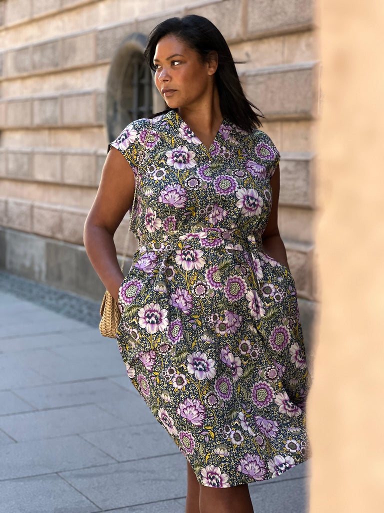 Asia kjole i lilla blomsterprint - Damernes Outlet