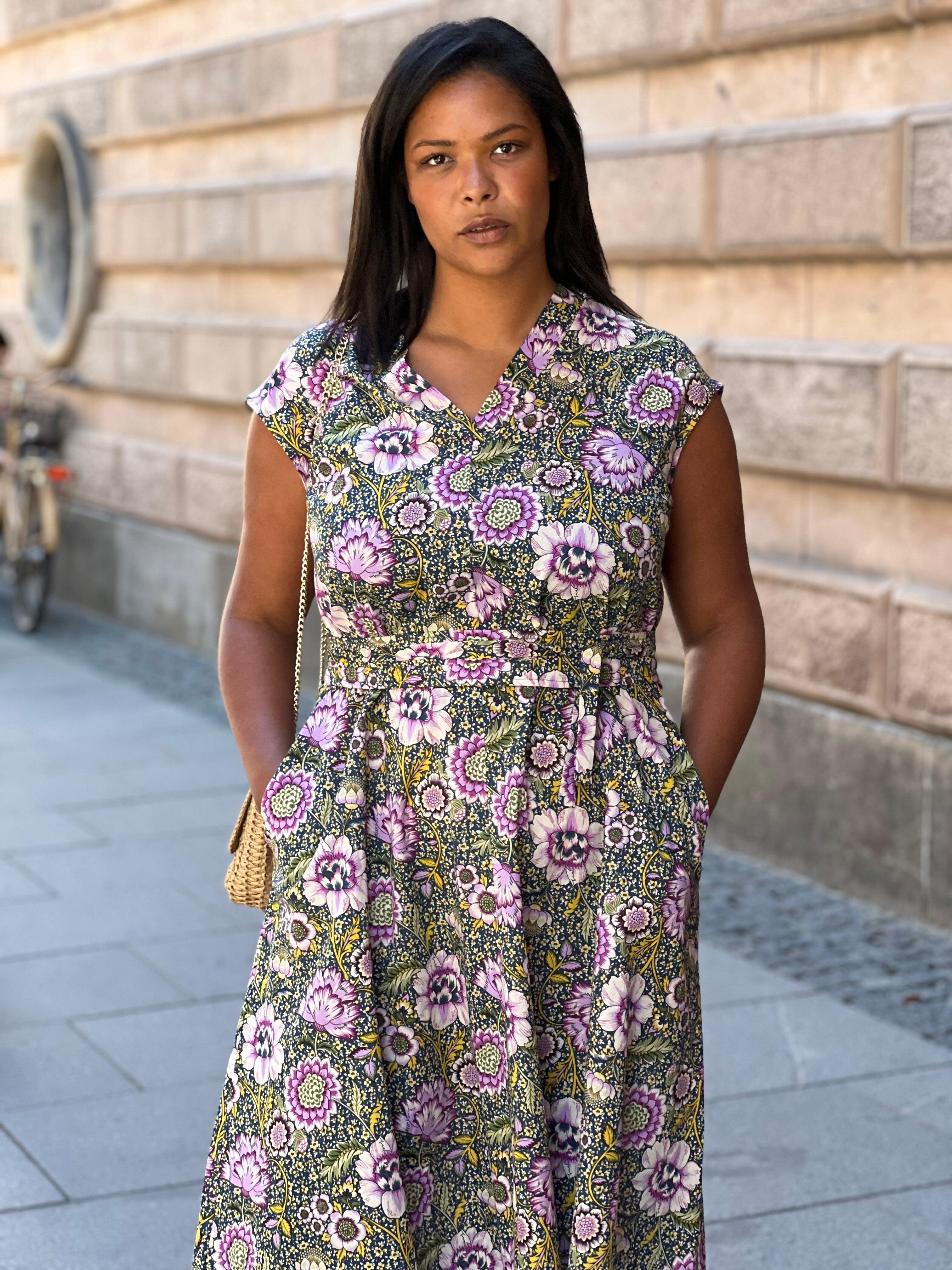 Asia kjole i lilla blomsterprint - Damernes Outlet