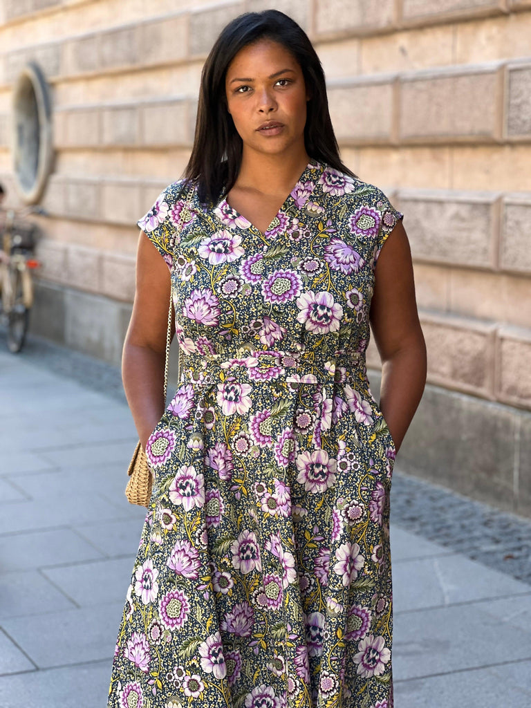 Asia kjole i lilla blomsterprint - Damernes Outlet