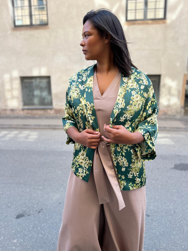 Carla kimono i grønt blomsterprint - Damernes Outlet