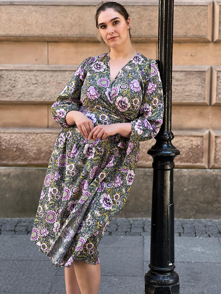 Amy kjole i lilla blomsterprint - Damernes Outlet