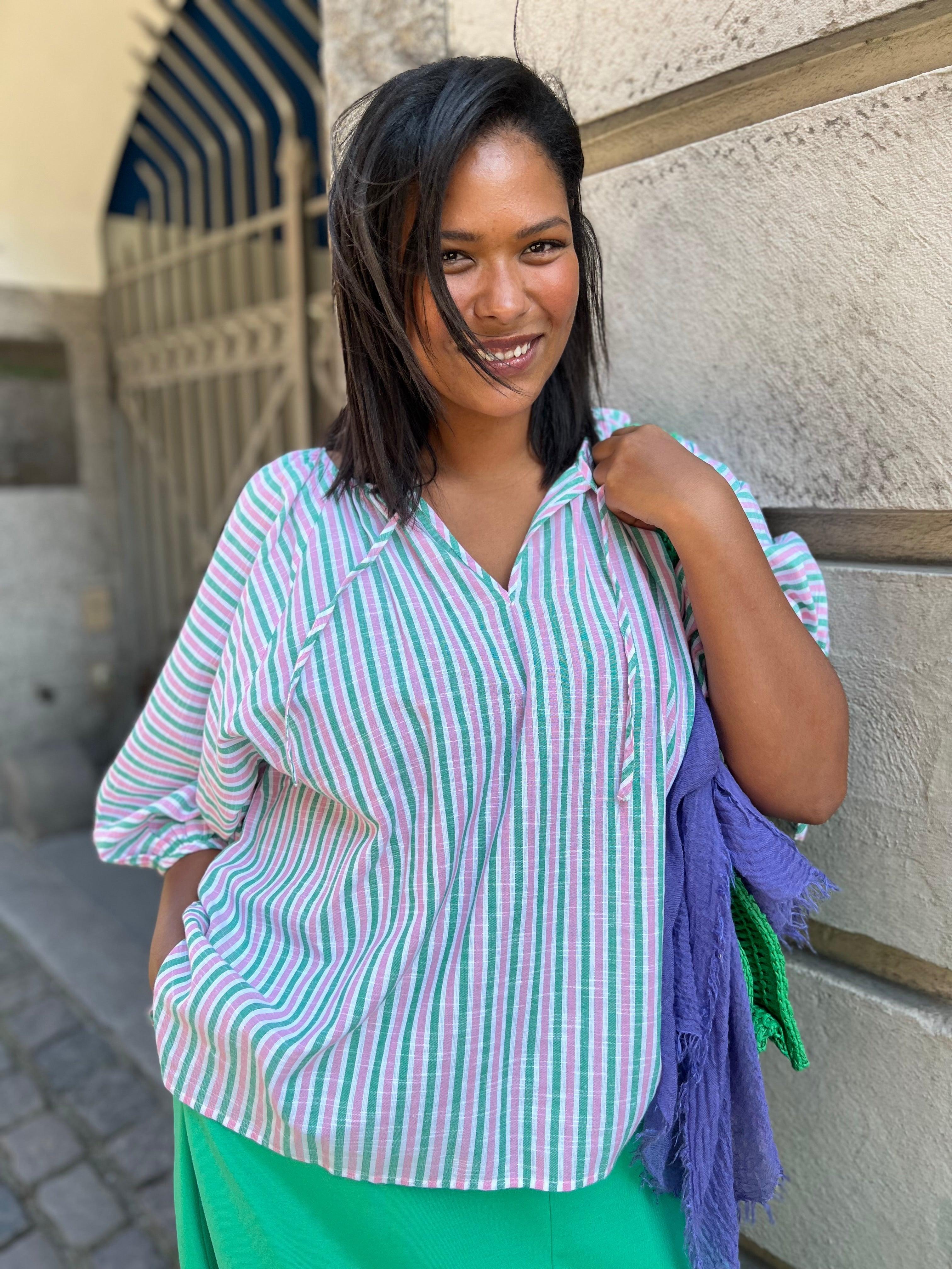 Mira bluse i pink og grønstribet bomuld - Damernes Outlet