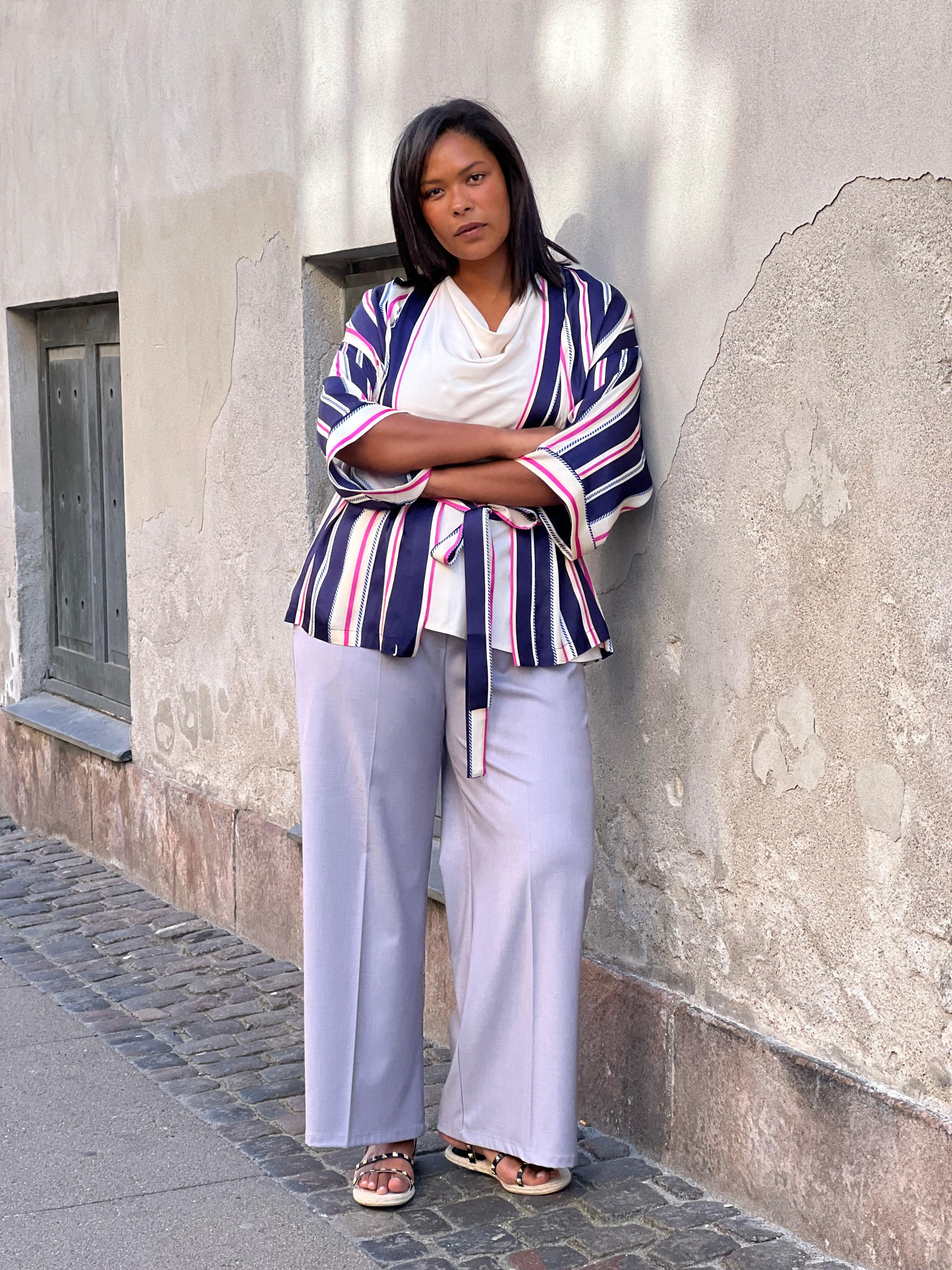 Carla kimono med navy striber - Damernes Outlet