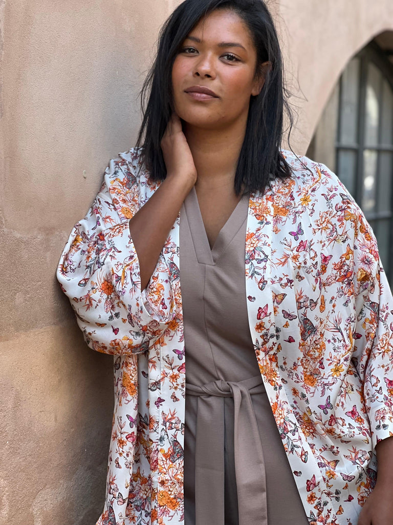 Carla kimono i orange sommerfugleprint - Damernes Outlet