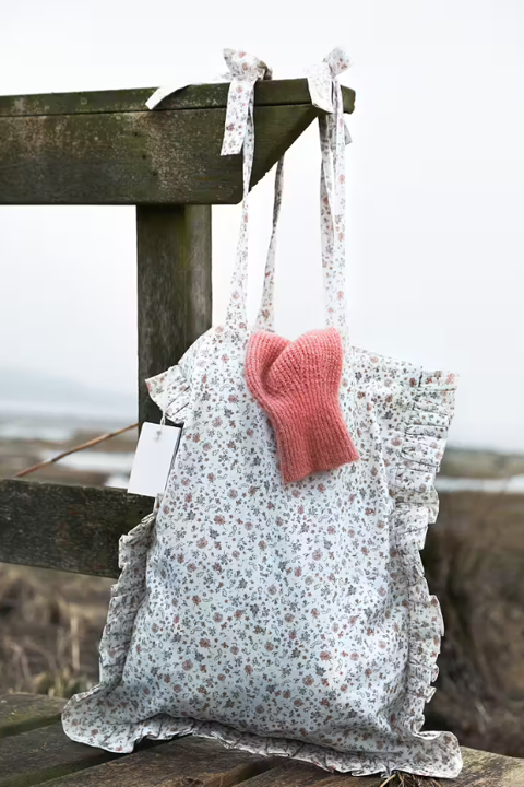Femme Facon - Rosy tote bag og pink handske på træhegn.